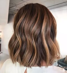 Balyage Short Hair Caramel, Caramel Hair Short Bob, Short Balayage Hair Brown Caramel, Long Bob Caramel Balayage, Balayage Hair Brown Short, Carmel Highlights And Lowlights On Brown Hair, Straight Hair Highlights Blonde, Blended Caramel Highlights, Hair Colour Trends 2023 Brunette