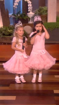 Ellen DeGeneres (@theellenshow) posted on Instagram • May 6, 2022 at 10:55pm UTC Sophia Grace And Rosie Costume, Sophia Grace And Rosie, Sophia Grace, Costumes 2024, Matching Costumes, Music Sing, Ellen Degeneres, Cute Halloween Costumes