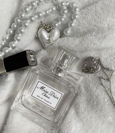 dior, chanel, pearls, hearts, silver, black and white aesthetic, silver jewels, jewelry, makeup, girly, luxury, wealth, fashion, lifestyle, style Estilo Blair Waldorf, Chanel Aesthetic, Jenny Humphrey, Nate Archibald, Dior Perfume, Gray Aesthetic, Dior Couture, Blair Waldorf, Black And White Aesthetic