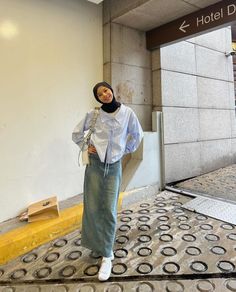 ig : syasyaaqs Outfit Ideas Hijab Casual, Outfit Hijab Syari Casual, Hijab Outfit Ideas, Ootd Kampus Hijab, Jeans Outfit Hijab, Kampus Ootd Hijab, Hijab Casual Outfit, Stylish Modest Outfits, Ootd Muslimah Syari Casual