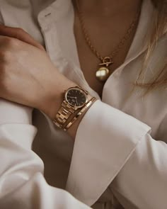 True wealth whispers. Elevate your wardrobe with timeless pieces that exude old money style and sophistication. #OldMoneyAesthetic #QuietLuxury #ClassicElegance Rolex Women Outfit, Daniel Wellington Watch Women, Elegant Watches Women, Daniel Wellington Women, Pretty Watches, Rolex Watches Women, Classy Watch, Daniel Wellington Watch, Rolex Women