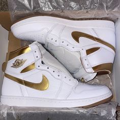 Air Jordan 1 White Metallic Gold Has Original White Laces + Extra Set Of Gold Laces Gold Jordans, Swag Sneakers, Air Jordan 1 White, White And Gold Shoes, Jordan Gold, Shoes Wishlist, Black Nike Shoes, Nike Shoes Air, Leg Tattoo Men