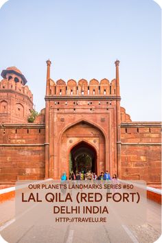 the entrance to la quila red fort in delhi, india with text overlay