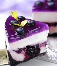 an image of a piece of cake with blueberries on it and the caption is in chinese