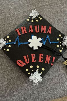 I’m graduating as a nurse this year, and these nursing graduation cap ideas saved my life! They show you so many unique and cute nursing graduation caps you can easily copy. Nursing Graduation Caps, Nursing Graduation Cap, Funny Graduation Caps, Nurse Symbol, Graduation Attire, Nursing Profession