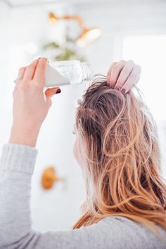 A Cheap Natural DIY Dry Shampoo Recipe For Any Hair Color - Live Simply Dry Shampoo Aesthetic, Shampoo Shoot, Dry Shampoo Recipe, Organic Dry Shampoo, Homemade Dry Shampoo, Best Dry Shampoo, Natural Shampoo And Conditioner