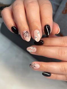 Black Halloween Nails, Holloween Nails, Halloween Nails Easy, Simple Fall Nails, Halloween Acrylic Nails, October Nails, Cute Gel Nails, Spider Webs