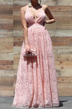 LACE OVERLAY BACKLESS MAXI DRESS-CUT EDGE Saum Farbe: Pink Stoff: 100% Länge: 60" Verstellbare Spaghettiträger Im Brustbereich gefüttert V Ausschnitt Komplett gefütterter Rock mit doppelten Schlitzen 72 cm Hinten unsichtbarer Reissverschluss Maße: Taille rechts unter der Brust S: 66cm M: 72cm, L: 30cm Das Model trägt die Größe Small. Maße des Models: Höhe 162 cm ALLE VERKÄUFE SIND ABSCHLIESSEND. Pink Lace Prom Dress, Lace Dress Maxi, Lace Crochet Dress, Pink Lace Dress, Crochet Lace Dress, Lace Prom Dress, Lace Pink Dress, Wedding Cocktail, Backless Maxi Dresses