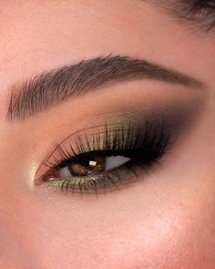 Smokey Eyeshadow Looks, Prom Eye Makeup, Smokey Eyeshadow, Green Makeup, Green Eyeshadow, Gold Makeup