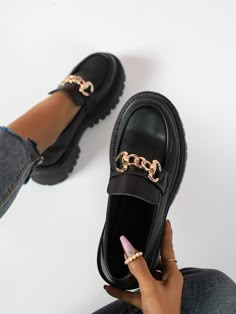 Preto Punk Collar   Simples Mocassins Embellished   Sapatos femininos Women Wedges, Loafers Outfit, Cute Shoes Heels, Chain Decor, Shoes Outfit Fashion, Classy Shoes, Loafer Shoes Women, Urban Lifestyle, Aesthetic Shoes