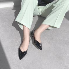 D'Orsay design flat shoes with large side cuts that create a feminine footwear. A pair of shoes that is easy to wear for daily wear and for work. Feminine Footwear, Side Cuts, Mule Sandals, Pumps Flat, Ballet Flat Shoes, Flat Shoes, Ballet Flats, Loafer Flats, Ballet Shoes