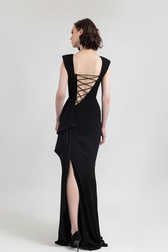 Description Black Column, Long dress Sleeveless Closed neckline Crepe Dry Clean Evening Dress Made in Lebanon EDR23 1817LD Marchesa Couture, Black Slim Dress, Yellow Wedding Dress, Midi Dress Style, Unique Prom Dresses, Cut Dress, Slim Dress, Long Midi Dress, Backless Design