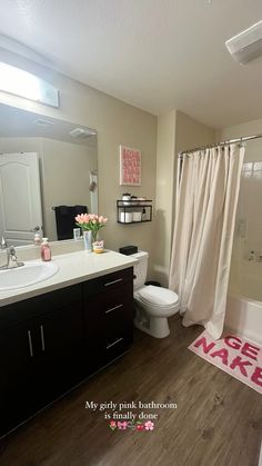 a bathroom with a sink, toilet and bathtub in it's center area