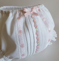 Kids Frocks Design, Handmade Baby Gifts, Sewing Doll Clothes, Baby Bloomers, Stylish Baby, Baby Bows