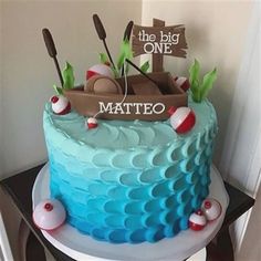 there is a cake that has been made to look like a boat with paddles on it