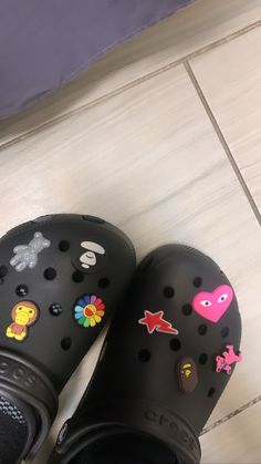 Crocs Ideas Black, Styling Black Crocs, Cute Fits With Crocs, Black Crocs With Charms, Black Crocs With Jibbitz, Baddie Crocs, Crocs Inspiration