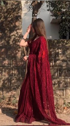 Saree Dpz Girl, Girls In Saree Aesthetic, Girl In Saree Aesthetic, Aesthetic Poses In Saree, Dp Girls Stylish, Sarees Poses, Aesthetic Saree Look