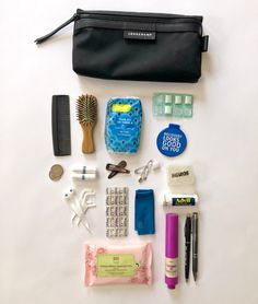 What I pack in my carry-on bag for every flight Whats In My Carry On Bag, What In My Bag Travel, Travel Accesories, Flight Bag, What's In My Bag, Minimalist Makeup, Inside My Bag