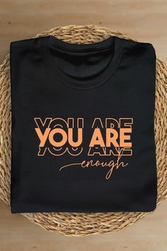 Motivational Tshirts Inspiration, Inspirational Shirts Women, Motivational T Shirt Design, Motivational T Shirts, Unique T Shirt Designs Inspiration, Women White Shirt Outfit, Unique Shirt Design Ideas, Tshirt Printing Design Ideas, Women T Shirt Design Ideas