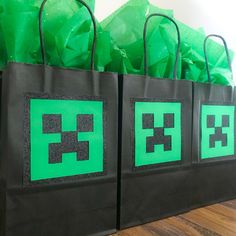 Easy Minecraft Goodie bags with emerald green card stock and black glitter card stock. Toss in some emerald green tissue paper and you have the perfect DIY creeper bags! Great Minecraft party ideas! Minecraft Party Bags, Minecraft Party Ideas, Donut Party Decorations, Ghostbusters Party, Friendsgiving Decorations, Donut Themed Birthday Party, Slime Birthday, Donut Decorations