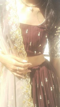 Traditional Outfit Story Ideas, Traditional Dresses Poses, Traditional Aesthetic Poses, Aesthetic Traditional Pics, Desi Picture Poses, Desi Clothes Aesthetic, Traditional Dress Poses, Aesthetic Desi Outfits, Poses In Traditional Outfit