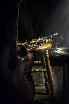 an old musical instrument sitting on top of a wooden stool