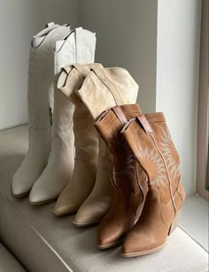 Cade Eaton, Willa Grant, Western Boots Outfit, Chestnut Springs, Foto Cowgirl, Elsie Silver, Symbol Of Freedom, Winter Boots Outfits, Cowboy Aesthetic