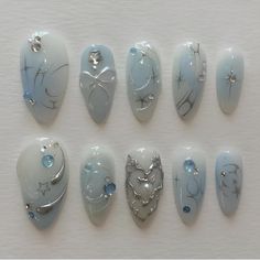 Chez Nailbox, nous proposons des ongles sur mesure et adaptés à vos mesures exactes ! Si vous avez besoin d'aide pour déterminer la taille de vos ongles, n'hésitez pas à m'envoyer un message pour obtenir des conseils. Chaque kit comprend de la colle à ongles, une mini lime et des lingettes imbibées d'alcool pour une pose facile. Guide des tailles : XS : 3 (14 mm), 6 (11 mm), 5 (12 mm), 7 (10 mm), 9 (8 mm) S : 2 (15 mm), 5 (12 mm), 4 (13 mm), 6 (11 mm), 9 (8 mm) M : 1 (16 mm), 5 (12 mm), 4 (13 mm Blue Color Nail Ideas, Design Press On Nails, Blue Nails Press On, Blue Pastel Nails Design, Periwinkle Nail Art, Crazy Blue Nails, Pastel Color Nail Designs, Blue Nail Designs Gel, P1harmony Nails Designs