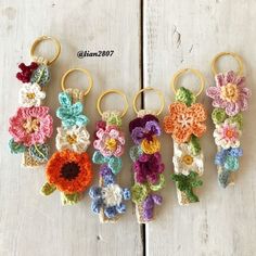 Crochet Keyring Ideas, Quick Crochet Keychain, Keychain Crochet Ideas, Flower Crochet Keychain, Crochet Flower Keychain, Crochet Keychain Ideas, Crochet Keyring, Quick Crochet Projects, Keychain Crochet