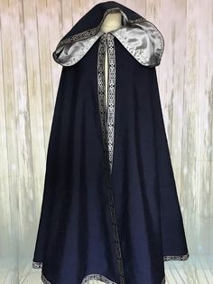 This beautiful cloak is made of soft fabric. The half-circle cut is wide and opaque. The round cutting cap can also be made with the tip. The cloak is decorated with an embroidered silk border and completely lined inside in satin, the design and colors of the border are of your choice. The cloak can be made in different colors both externally and internally: Black Brown Rossi Green Blue ready to ship in 1/2 working weeks, subject to border availability If you need this cloak in a certain time, p Daenerys Targaryen Dress, Fairy Gown, Medieval Cloak, Queen Costume, Fantasy Dresses, Wedding Attire Guest, Embroidered Silk, Art Clothes