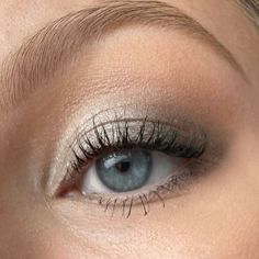 Makeup For Grey Dress, Sliver Makeup, Prom Makeup Silver, Silver Eyeshadow Looks, Gray Eyeliner, Silver Smokey Eye, Grey Smokey Eye, Grey Eye Makeup, Evening Eye Makeup