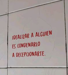 a sign on the side of a building that says, idealizar a alquen es condenaro a decorarte