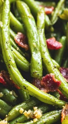 green beans with bacon and seasoning in a bowl