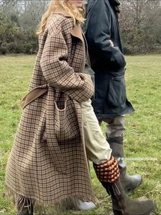 Countryside Walk Outfit, Hunter Boots Style, Scottish Aesthetic Outfit, Schoffel Woman Outfit, Irish Style Fashion Women, Winter Rain Outfit, Hunting Outfit Women, Scottish Highlands Outfit, Cotswolds Outfit