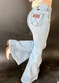 Wrangler Wild West Bell High Rise 99% Cotton 1% Spandex Final Sale ✨ THIS ITEM CAN ONLY BE RETURNED FOR STORE CREDIT Western Style Inspiration, Call 2024 Fashion, Western Fits, Southern Fashion, Western Jeans