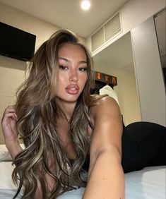 Blonde Balayage Tanned Skin, Dark Blonde Hair On Tan Skin, Tan With Light Brown Hair, Baylage Highlights On Brown Hair, Highlights For Tan Skin Tone, Ash Blonde Balayage On Brown Hair, Balayage Hair On Brown Skin, Blonde Hair For Dark Skin Tone, Highlights Tan Skin