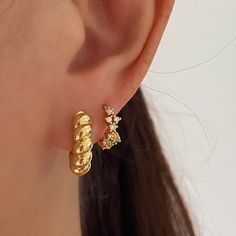 These Trendy thick gold hoops have croissant /twist like shape which has 5mm thickness. Material: 18k gold plated on brassMeasurement: Outer hoop diameter: 17mm, Inner hoop diameter: 10 mm, Hoop thickness: 5mmSold as a pairHypoallergenicNickel free and Lead free Pearl Earrings Outfit, Gold Hoop Earrings Outfit, Diy Earrings Pearl, Thick Gold Hoops, Dope Jewelry Accessories, Big Hoop Earrings