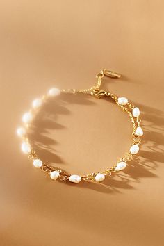 Add a double dose of elegance with this golden bracelet, dotted with pearls for a classic touch. Minimal Jewelry Bracelet, Bridesmaid Accessories Jewelry Affordable Elegance Bridal Accessories, Wedding Bridesmaids Jewelry, Pearl Bracelets Gold Simple For Women, Fine Pearl Bracelet, Minimalist Bracelet Pearl, White Gold Jewelry For Women, Wedding Gifts For Bridemaids, Permanet Bracelet