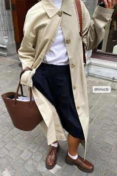 Two Toned Trench Coat Beige | NA-KD Loafers Outfit Women, Trenchcoat Outfit, Trench Coat Beige, Preppy Mode, Beige Trench Coat, Europe Outfits, London Outfit, Beige Coat