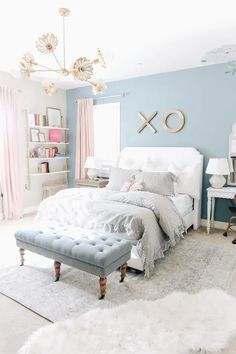 Ocean Blue Accent Wall, Girls Bedroom Blue Walls, Blue Teen Bedrooms, Blue Teen Girl Bedroom, Blue Girls Rooms, Blue Accent Wall, Girls Blue Bedroom, Light Blue Bedroom, Ideas Habitaciones