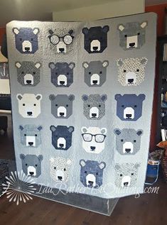 a quilt made to look like bears with glasses on them