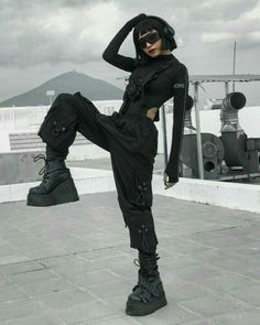 Womens Techwear Fashion, Black Techwear Women, Techno Wear Aesthetic, Techwear Women Aesthetic, Casual Techwear Women, Black Cyberpunk Outfit, Black Female Aesthetic, Techno Style Outfit, Techno Outfit Ideas