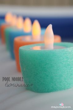 there are many candles that have been made out of toilet paper and colored with different colors