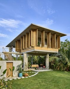 a house that is sitting in the grass