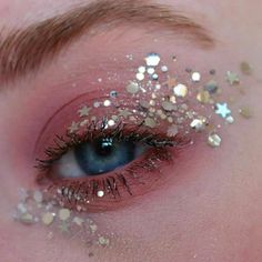 Eye Makeup Glitter, Festival Make Up, Glitter Makeup Looks, Glitter Eye Makeup, Face Gems, Creative Eye Makeup, Makeup Game