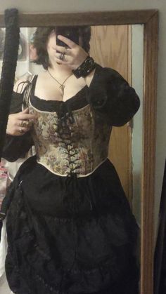 Outfits With A Corset, 90s Plus Size Fashion, Girls Outfit Ideas, How To Look Expensive, Earthy Outfits, Plus Size Corset, Look Expensive, Alt Fashion, Closet Fashion