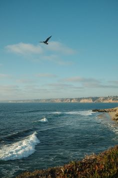 Sea view during golden hour at La Jolla Cove. Shot with Fujifilm x100v. San Diego Film Photography, Fujifilm X100v Photography, Fuji Film X100v, Fuji X100v, Photography Layout, Draw Photo, Fujifilm X100v, Medium Format Photography, Vibes Photography