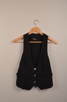 vintage 90s black spencer in great vintage condition without stains or holes. Size: M (see measurements) measurements: - Chest(armpit to armpit: 43cm(16.9") - Length from the backside(Center bottom of the collar to center bottom of the garment): 50cm(19.6") - Shoulder(shoulder to shoulder seam): 25cm(9.8") NOTE: Due to the age, clothing/items can shrink or it may be that the sizing from that time the item was made in, is not the same as the sizing in modern clothing and current sizes. Make sure Knit Waistcoat, 90s Vest, Vest Knit, Oversized Vest, Modern Clothing, Vest Outfits, Knit Pullover, Modern Outfits, Sleeveless Vest