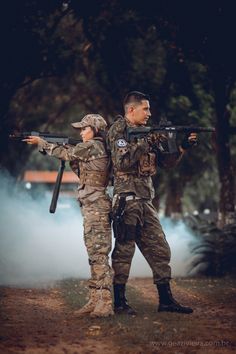 Military Couple Pictures, Military Couple Photography, Pak Army Soldiers, Soldier Love, Army Couple Pictures, Marines Girlfriend, Military Aesthetic, Military Couples, Army Couple