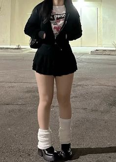 Aesthetic Skirts Outfit, Flowy Skirt Outfit Short, Styling A Black Mini Skirt, Cute Black Skirt Outfits, Outfits With Short Skirts, Outfit Skirt Ideas, Short Skirt Outfits Aesthetic, Skirt Ideas Outfit, Short Skirt Outfits Summer